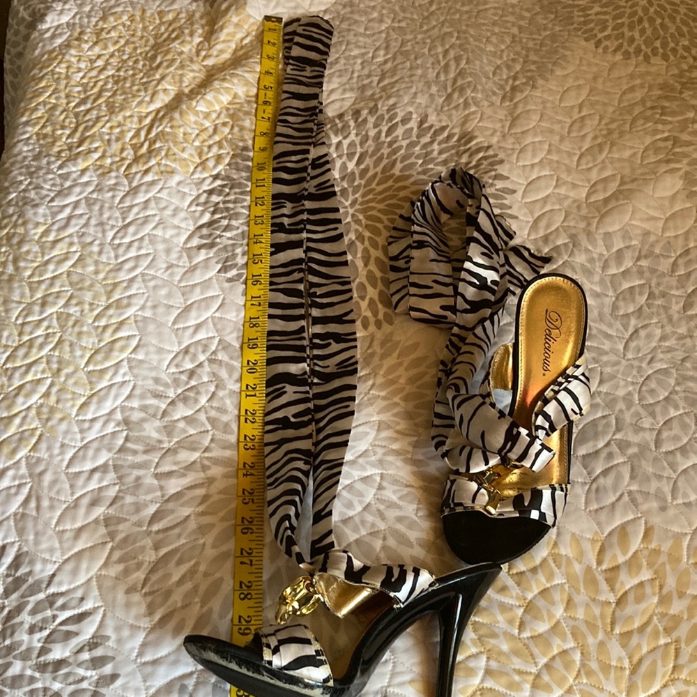Delicious 🤩Zebra print strapped heels w/gold chain. Worn w/TLC. Excellent🔥🔥 - Picture 2 of 7